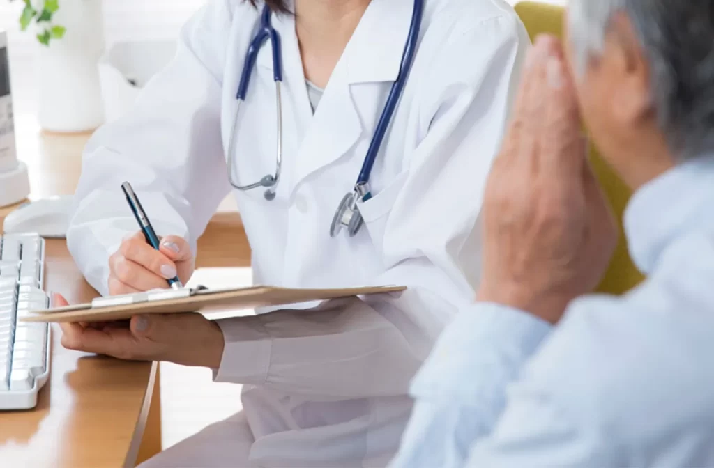 内科 問診をする女性医師と男性患者の写真